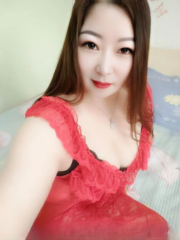丰满白皙翘臀熟女 图 2