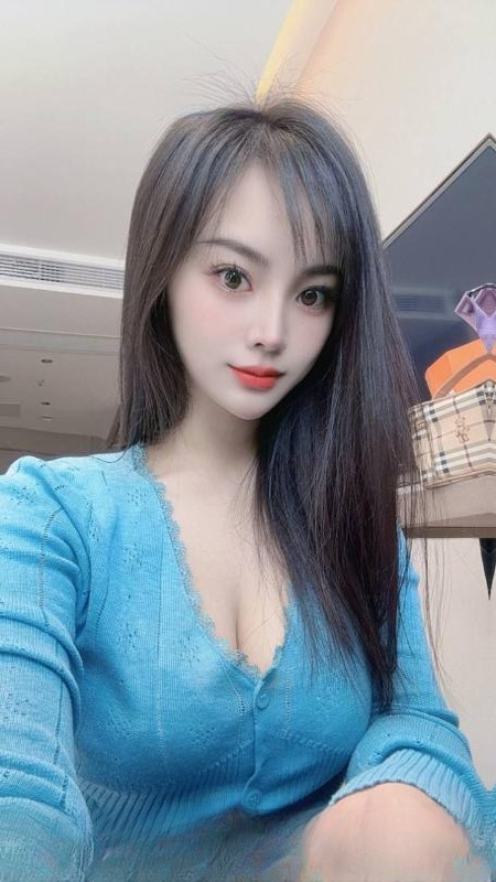 舌吻气质美胸芊芊