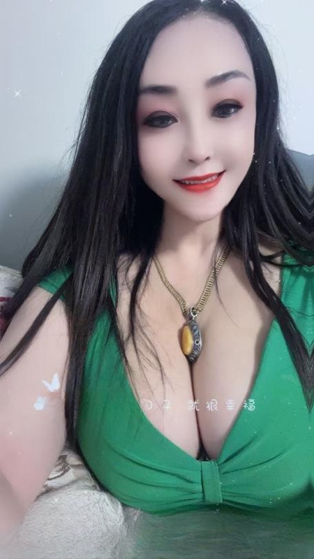 享受巨乳服务系美女