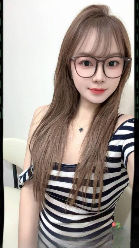 天河大胸翘臀颜值妹子 图 3