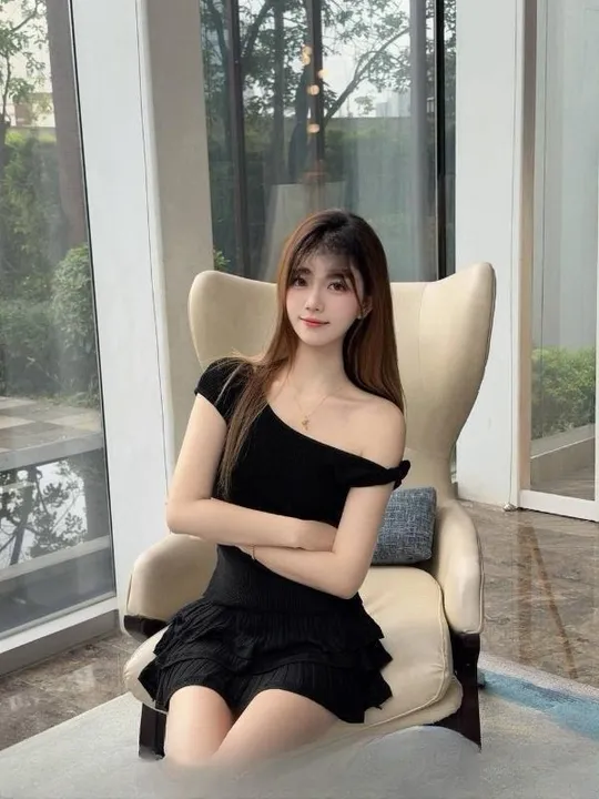 皮肤白嫩邻家女友老师
