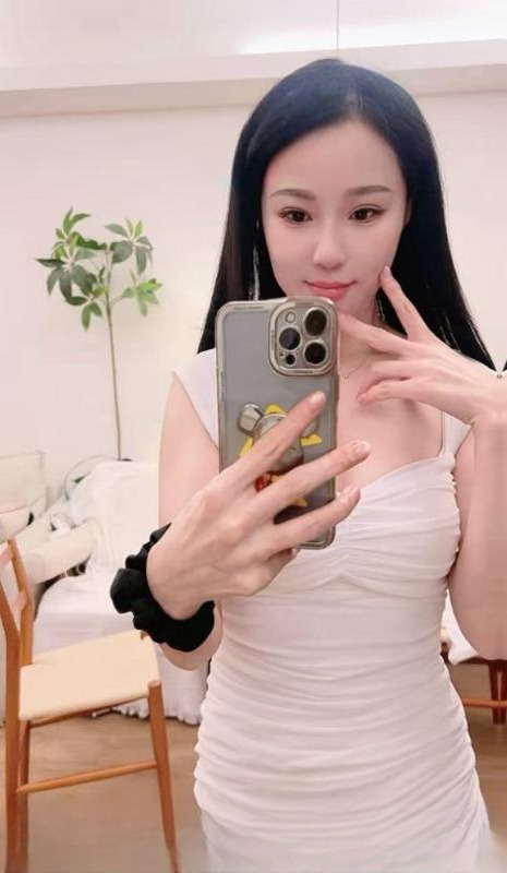 气质肤白貌美桃子