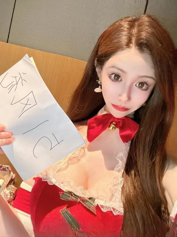 性感Ts带把女孩 图 2