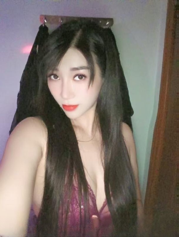 风骚眼镜淫妻 图 3