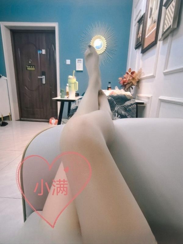 黑丝袜小满 图 2