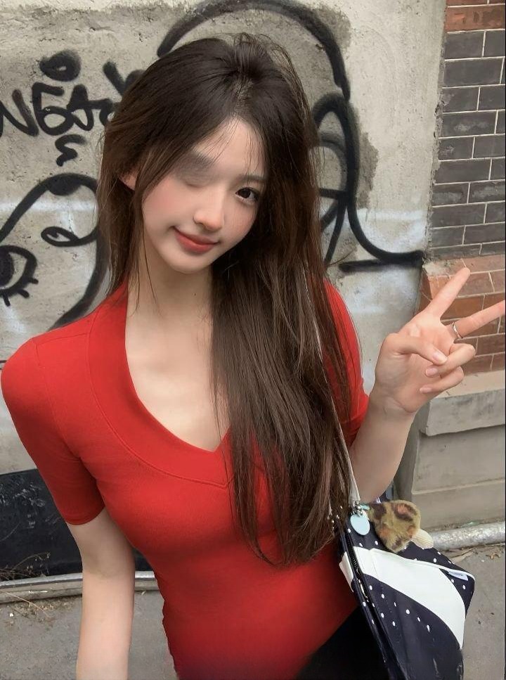 妩媚多姿灵动女孩