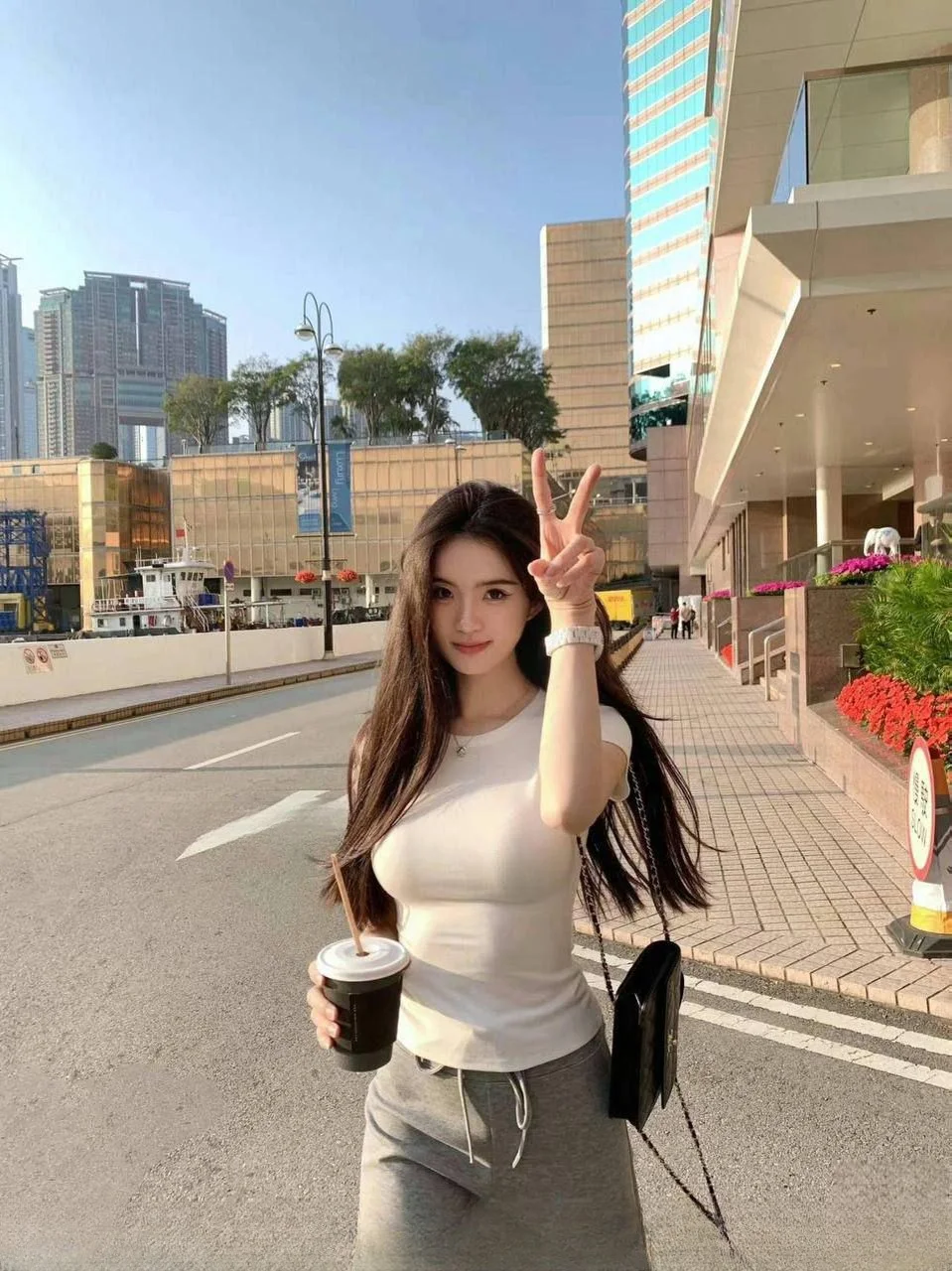 肤白貌美大奶御姐 图 2