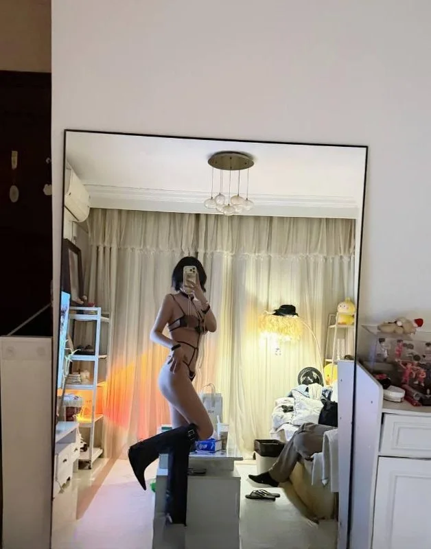 可御可甜短发颜值老师