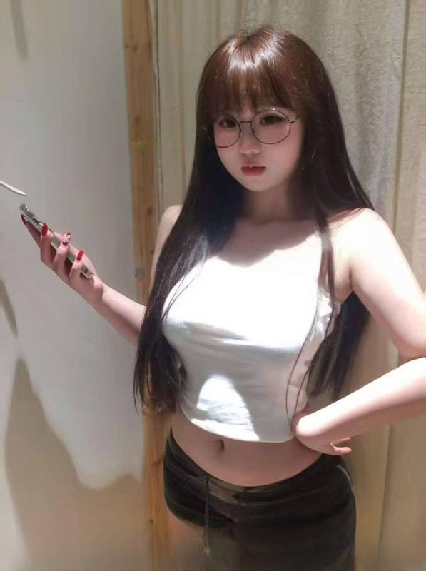 反差骚感眼镜妹 图 2