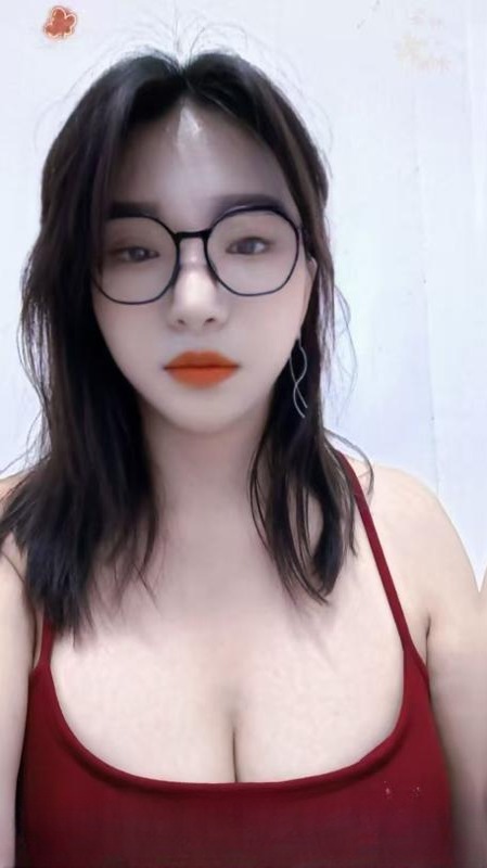 戴眼镜的大胸御姐 图 2