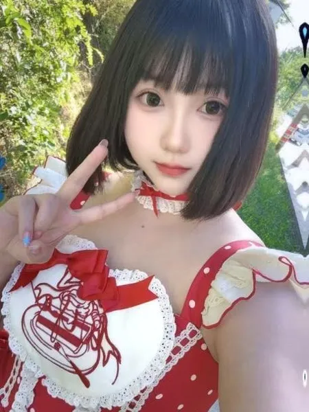 甜美短发大胸小姐姐