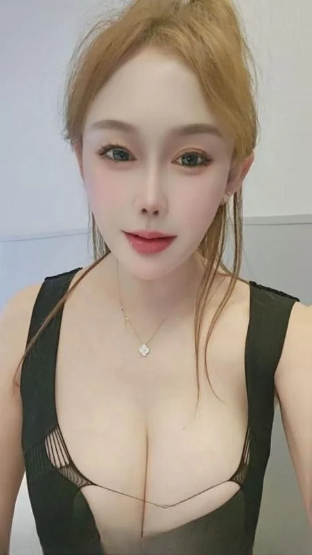 返食肤白貌美大胸妹
