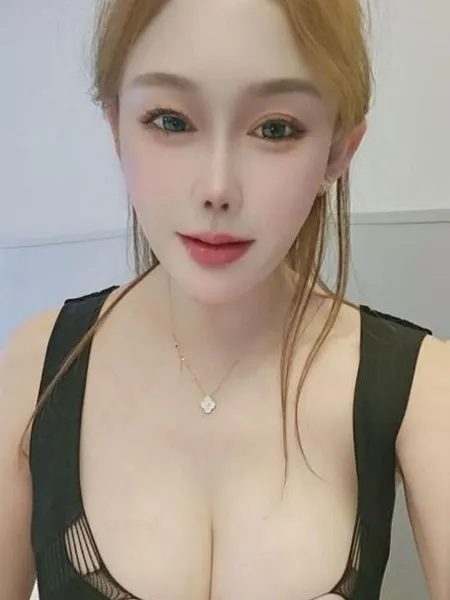 返食肤白貌美大胸妹