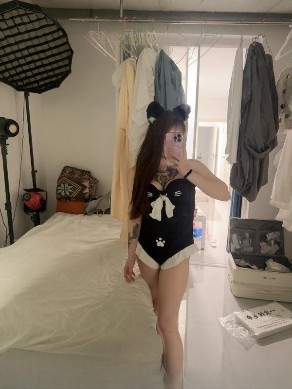 长宁白嫩纹身美女