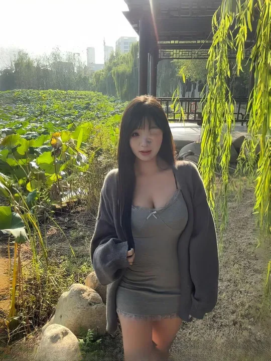 极品翘臂白虎一线天
