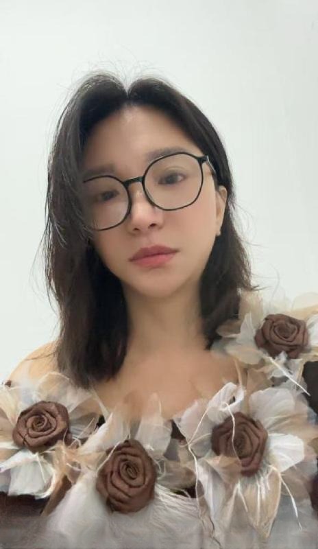上城眼镜少妇小画 图 2