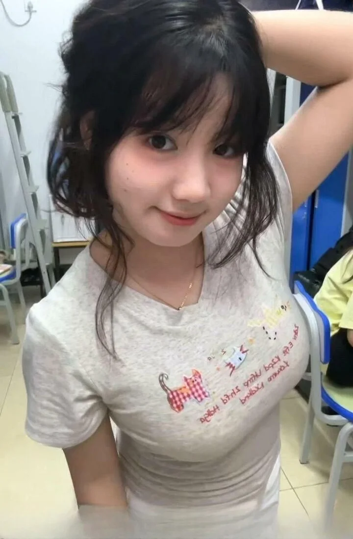长相甜美清纯感满满