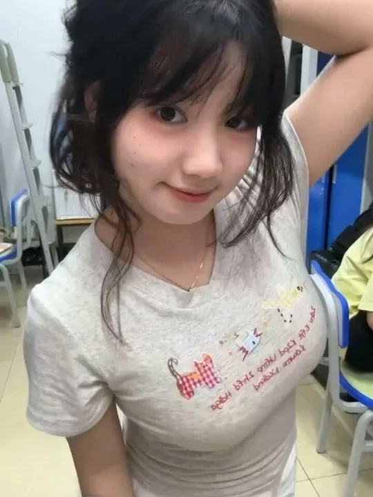 长相甜美清纯感满满