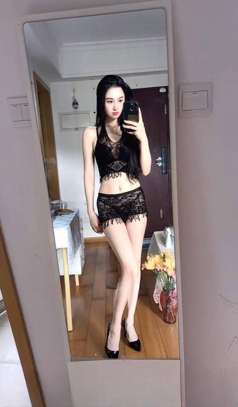 体验舌吻长腿妹子 图 4