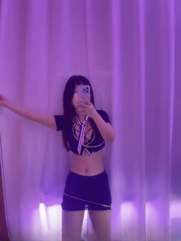 制服翘臀小艾米 图 4