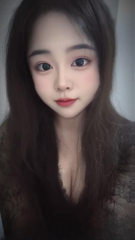 天桥大胸妹
