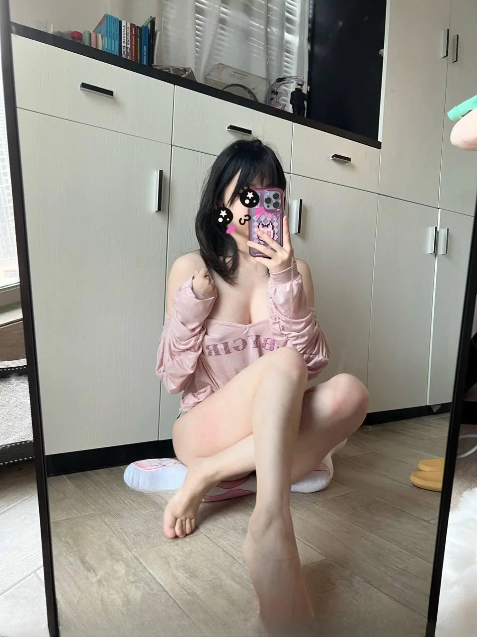 白净丰满妹子