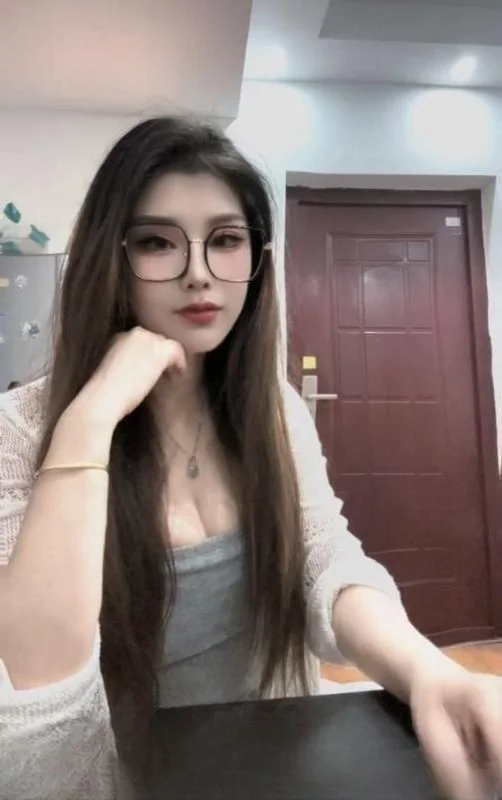 大胸风骚眼镜御姐