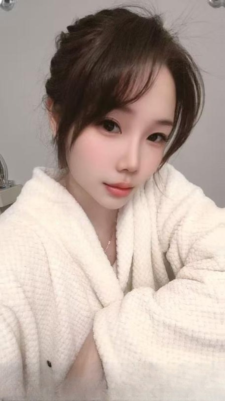短发美乳御姐 图 2