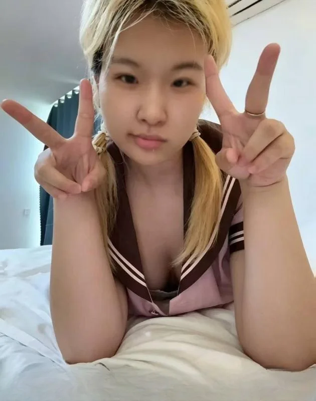 新人妹妹小穴紧水多 图 2