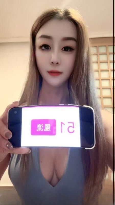 清秀美臀依依
