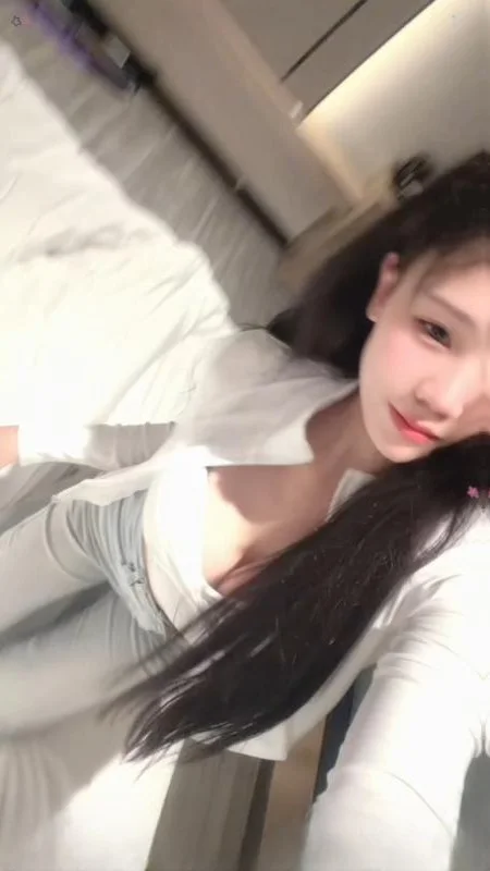 身材苗条性感老师 图 2