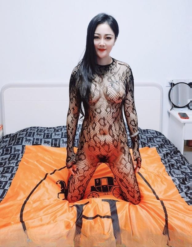 后入黑丝肥臀姐姐