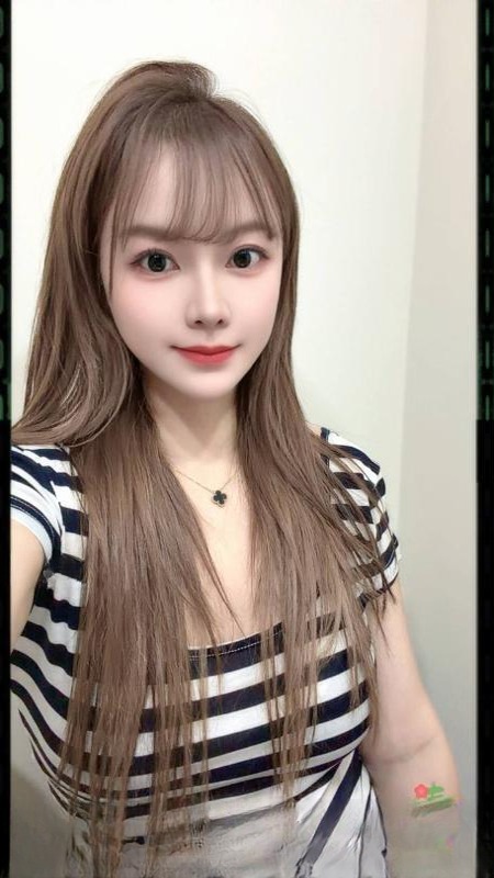 天河大胸翘臀颜值妹子 图 2