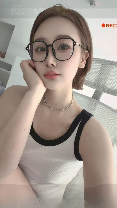 长宁性感可爱短发妹子