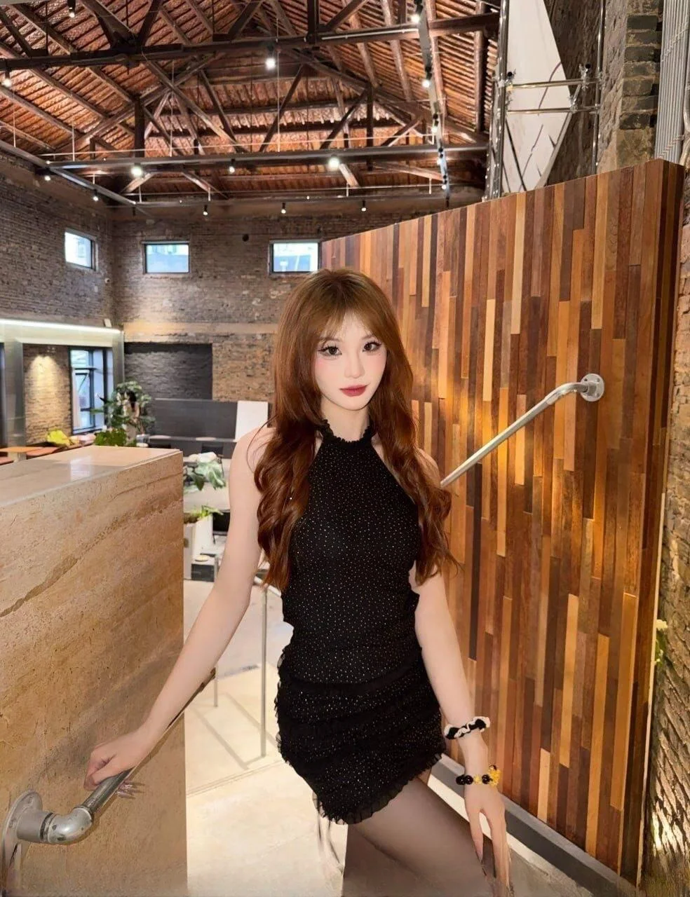 高颜值黑丝尤物 图 2