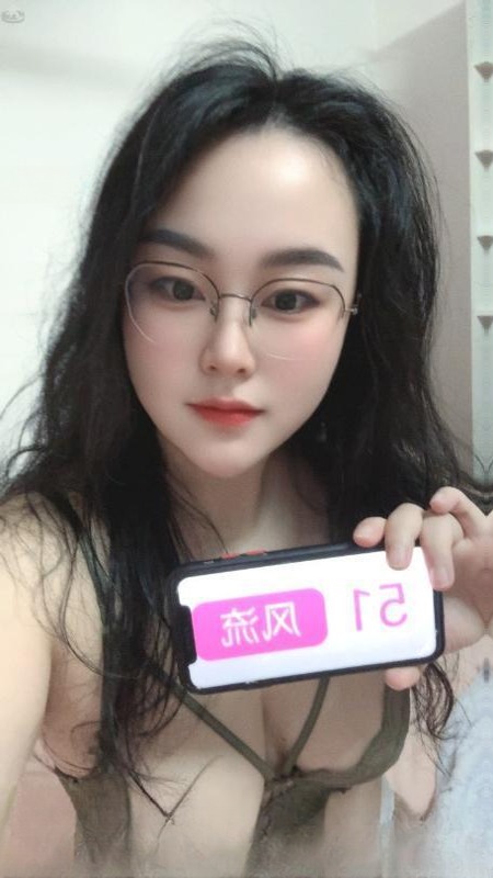 浦东吊钟乳眼镜妹