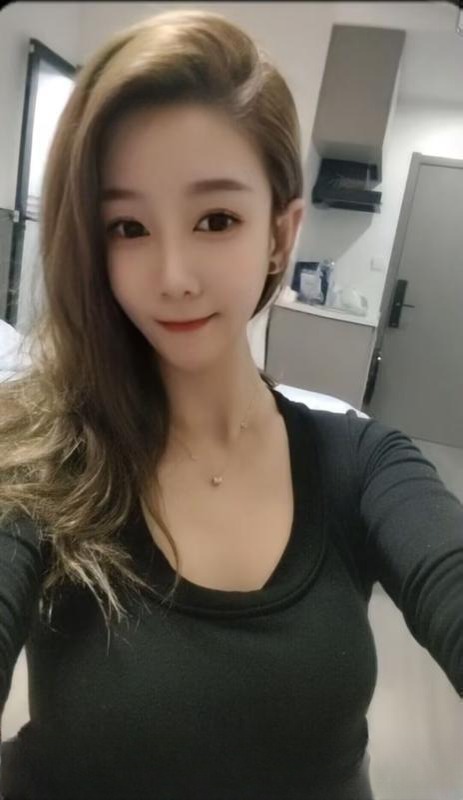 反差感很大美女 图 3
