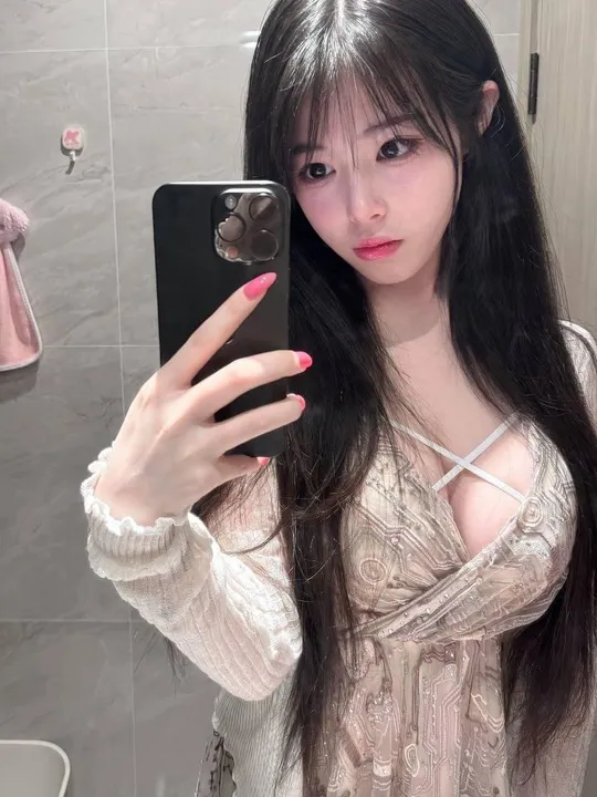 服务系一线天大奶妹