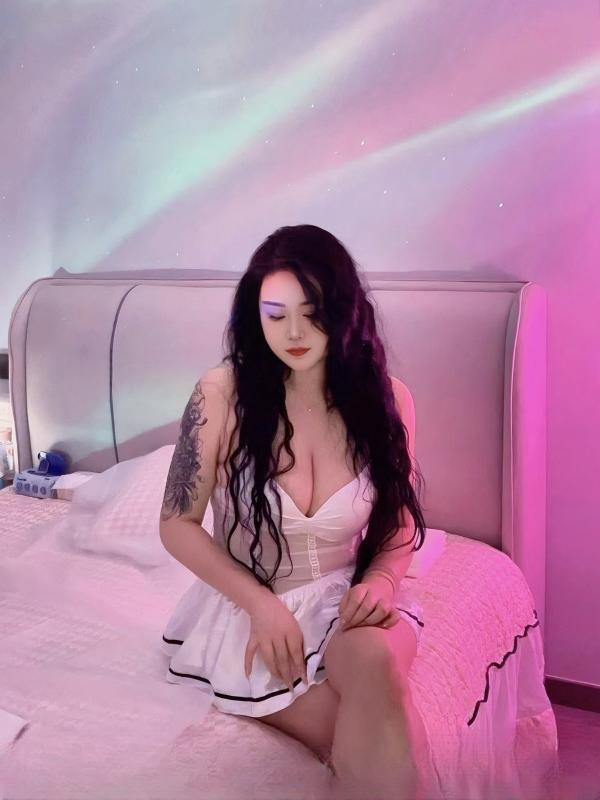 巨乳红唇性感贝贝 图 2