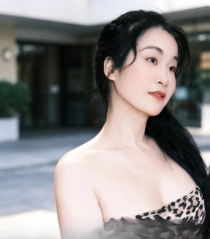 阳光气质丰满少妇