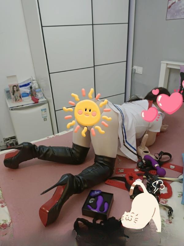 白虎鲍鱼逼喷水三通姐 图 4