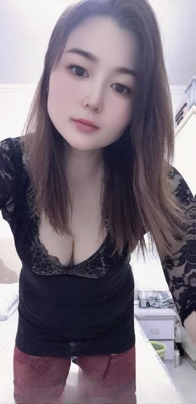 金水舌吻性感小少妇 图 2