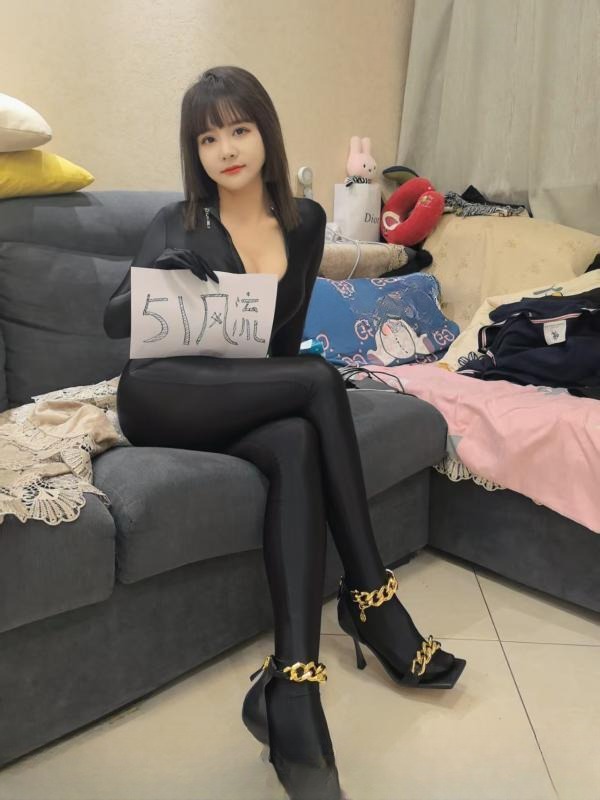 个人黑丝翘臀御姐 图 2