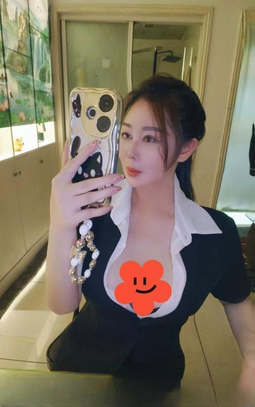 拱墅角色扮演巨乳熟女 图 3