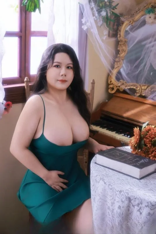 前凸后翘g奶少妇 图 2