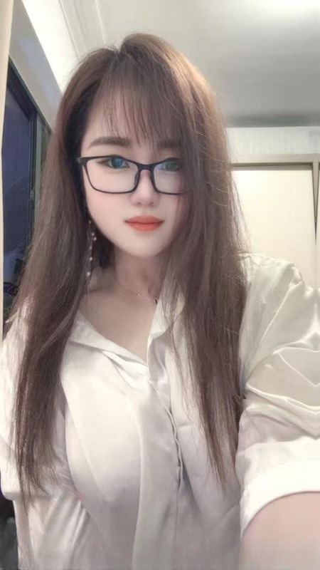大胸眼镜御姐 图 2