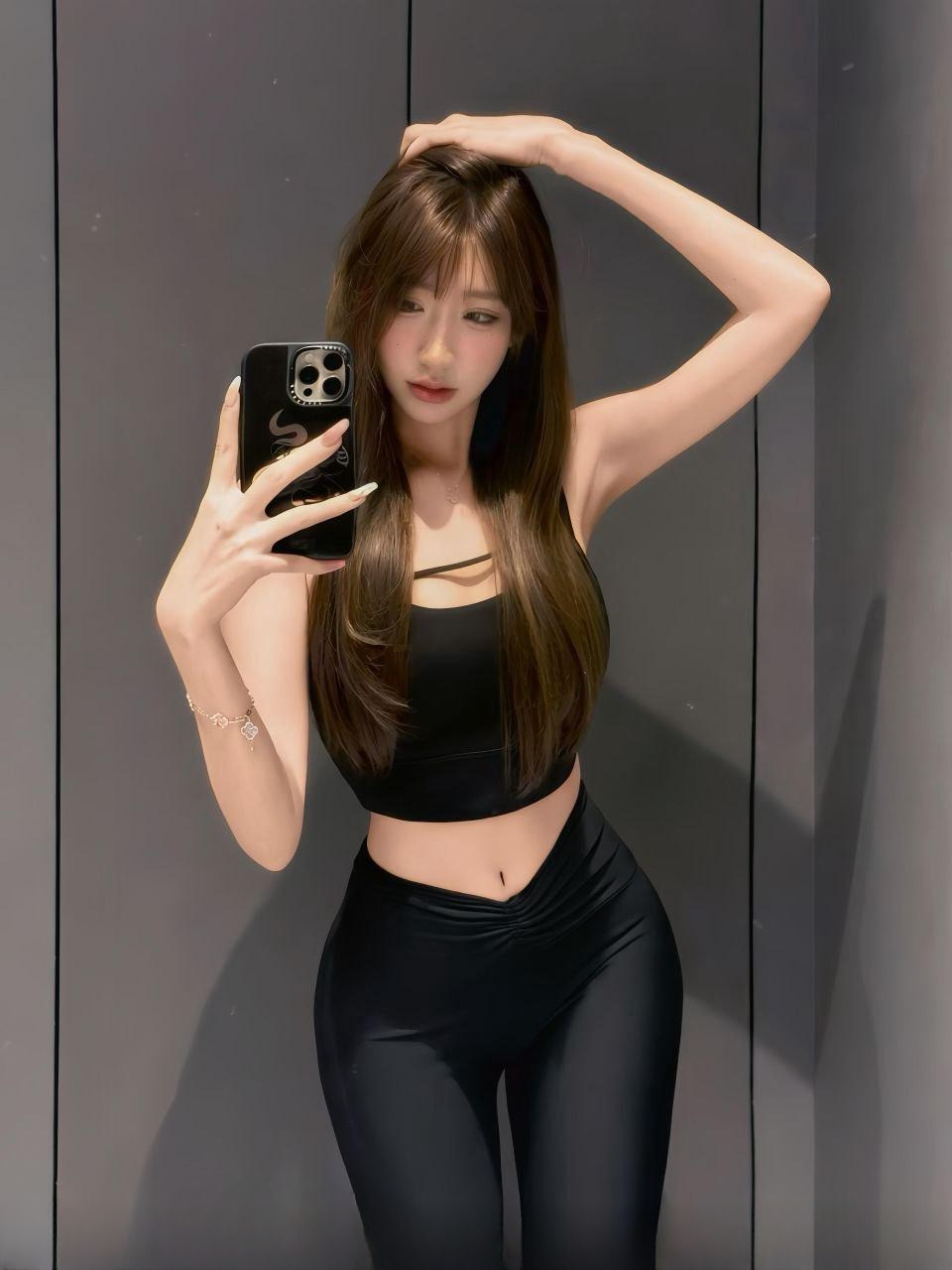 白皙结实的嫩妹 图 2
