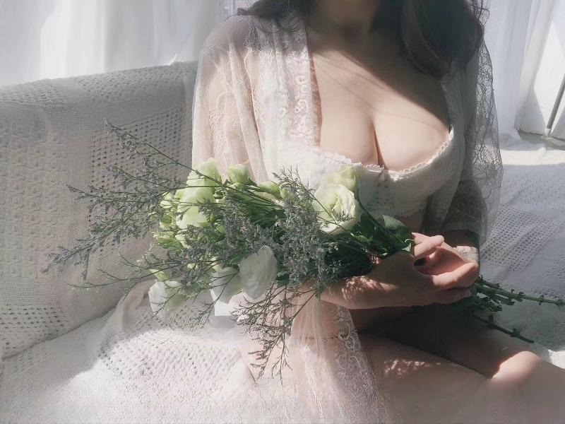 美臀后花园西西 图 4