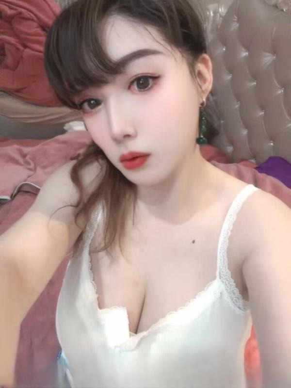 大奶欲女等待 图 2
