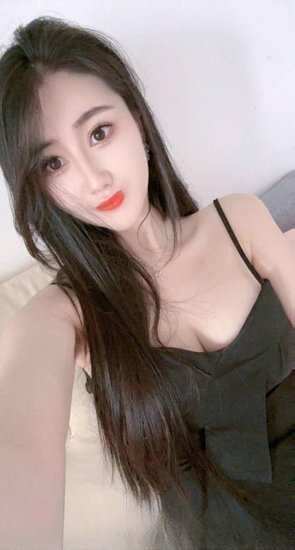 舌吻胸模御姐 图 2